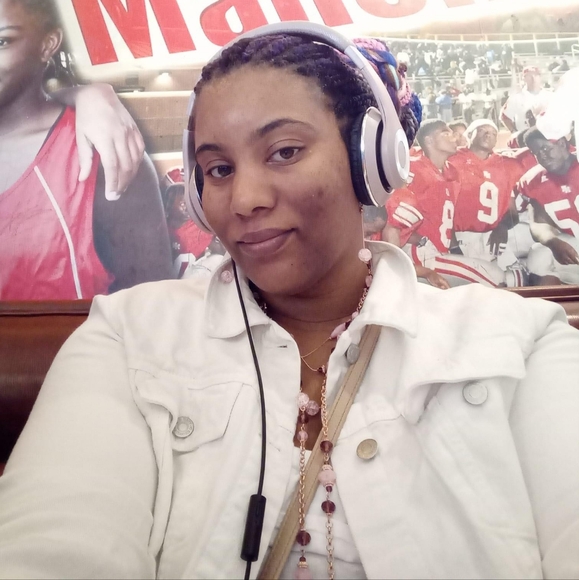 Meet your Posher, Danielle - Picture 2 of 4